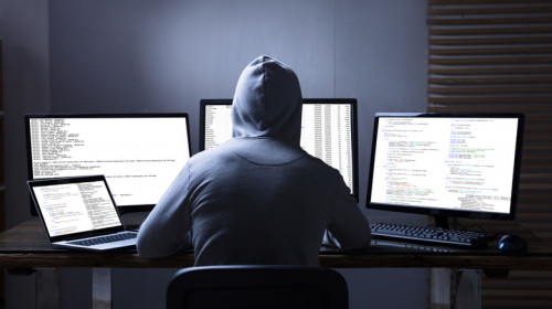 Hacker, infractori cibernetici, phishing, fraudă online, atacator pe internet