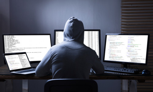 Hacker, infractori cibernetici, phishing, fraudă online, atacator pe internet