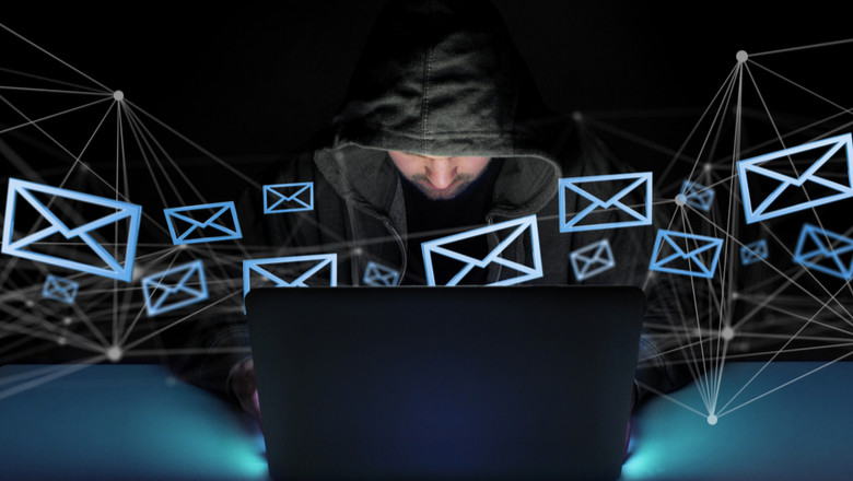 Hacker care atacă cibernetic mesaje de email online cu phishing și fraudă pe internet