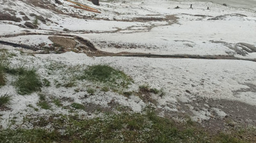 Strat de gheață pe Platul Bucegi, după o ploaie torențială cu grindină. Foto: Salvamont Prahova