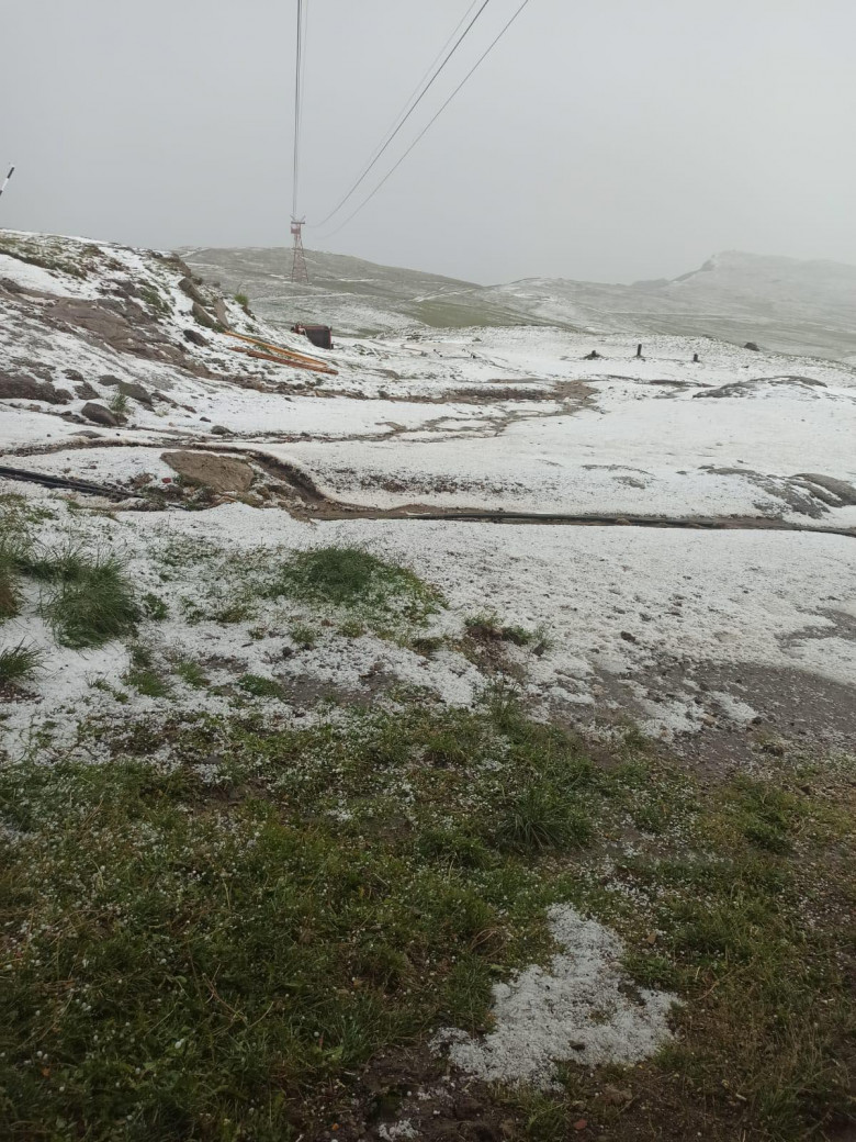 Strat de gheață pe Platul Bucegi, după o ploaie torențială cu grindină. Foto: Salvamont Prahova