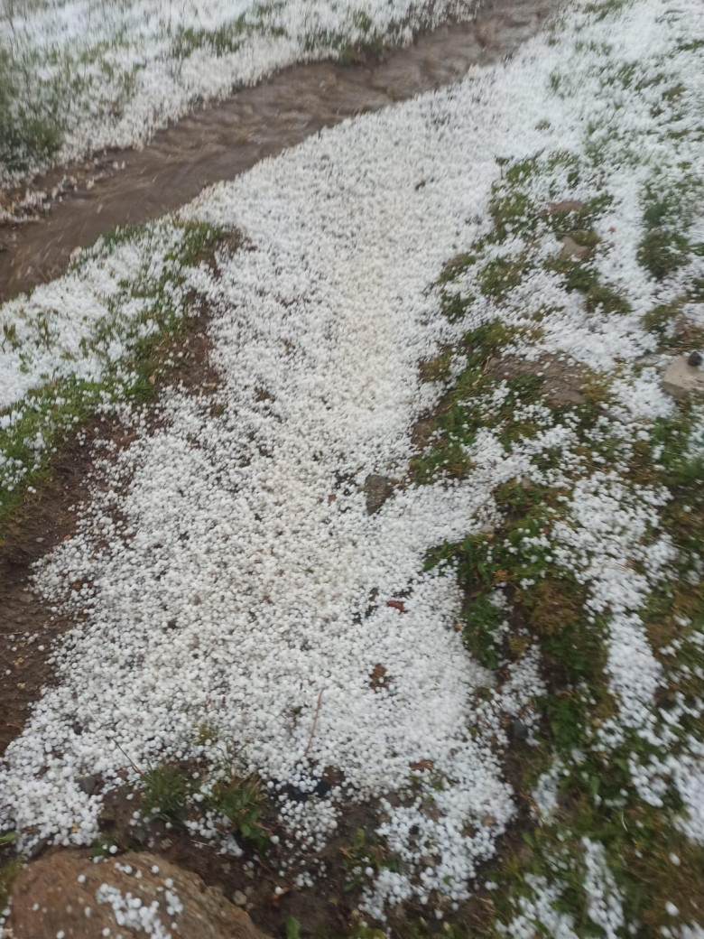 Strat de gheață pe Platul Bucegi, după o ploaie torențială cu grindină. Foto: Salvamont Prahova