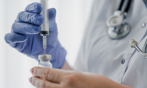 Medic doctor cu seringă și doză de vaccin pentru imunizare anticoronavirus, COVID-19, SARS-CoV-2