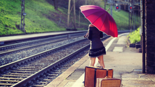 Așteptând trenul pe caniculă, căldură mare la transport feroviar cu șine de CFR