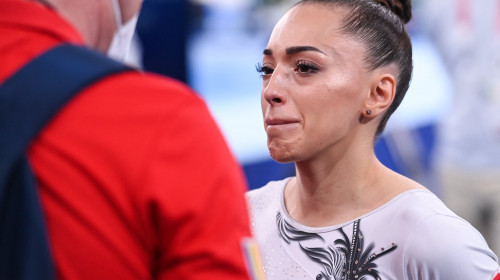 Larisa Iordache plânge, ochi în lacrimi