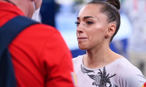 Larisa Iordache plânge, ochi în lacrimi