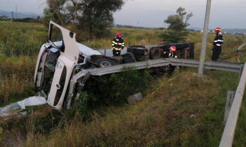 Cisternă cu lapte răsturnată pe A1 într-un accident rutier