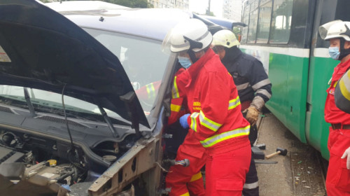 Accident cu tramvai care lovește mașină în Iași