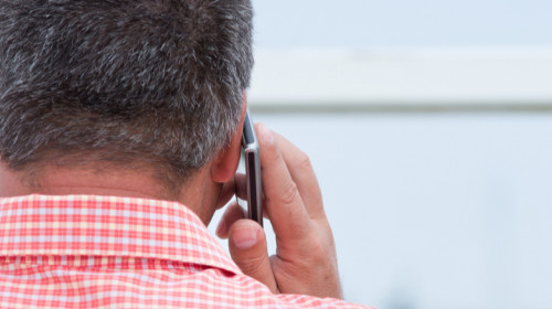 Bătrân sună la telefon cu apel de mobil smartphone, convorbire