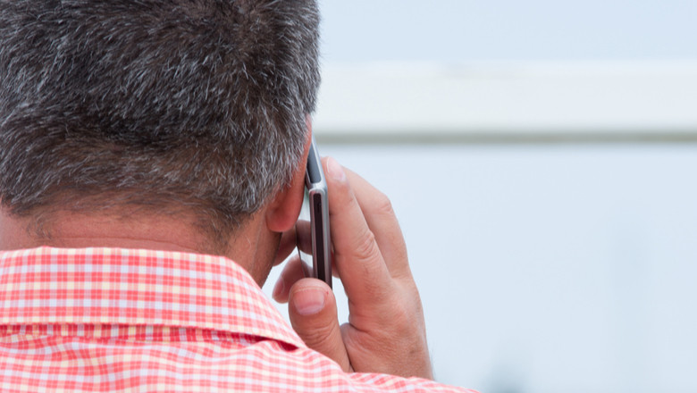 Bătrân sună la telefon cu apel de mobil smartphone, convorbire