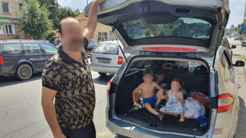 Copii ținuți în portbagaj de mașină