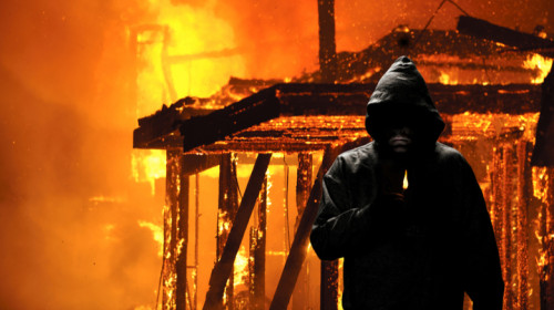 Piroman, infractor care dă foc la case, incendii, incendiu, flăcări