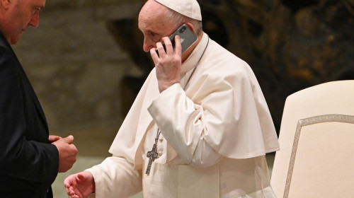 Papa Francisc vorbește la telefon