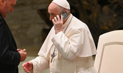 Papa Francisc vorbește la telefon