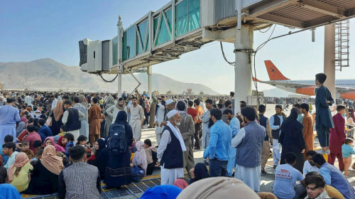 Afgani la aeroportul din Kabul, criză cu invadarea talibanilor în Afganistan