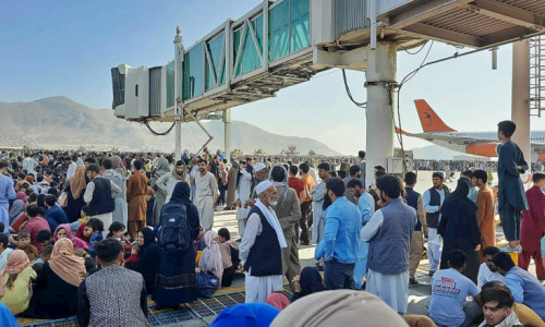 Afgani la aeroportul din Kabul, criză cu invadarea talibanilor în Afganistan