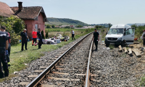 Accident feroviar cu microbuz lovit de tren în Cluj