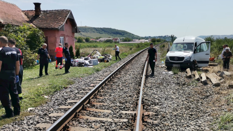 Accident feroviar cu microbuz lovit de tren în Cluj