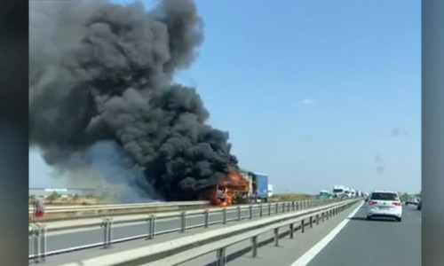 Camion în flăcări pe A1