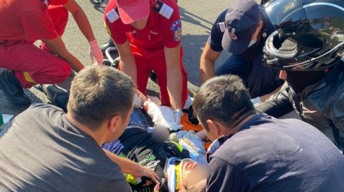 Pompierii de la ISU Buzău dau primul ajutor unui motociclist rănit