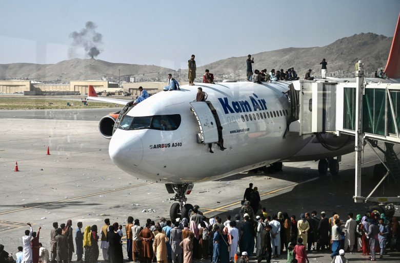 Afgani lângă un avion KAM AIR, Kabul, Afganistan