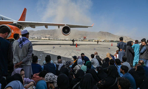 Afgani așteptând să fugă din Afganistan pe aeroportul din KAbul