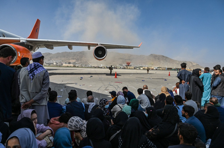 Afgani așteptând să fugă din Afganistan pe aeroportul din KAbul