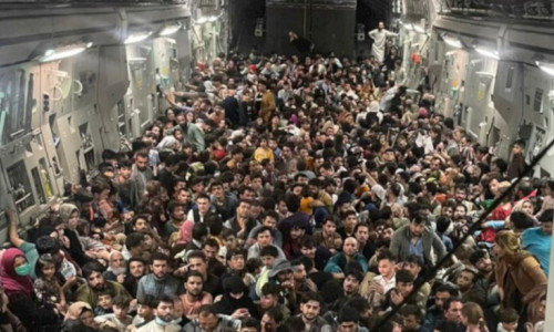 Afgani înghesuiți într-un avion militar C-17