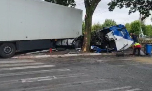 Accident cu tir intrat în copac la Vitan