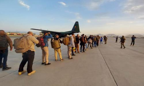 Români evacuați din Afganistan, pe aeroportul din Kabul