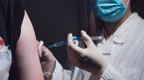 Vaccinare, imunizare cu ser din doză de seringă cu injecție de coronavirus, COVID-19, SARS-CoV-2