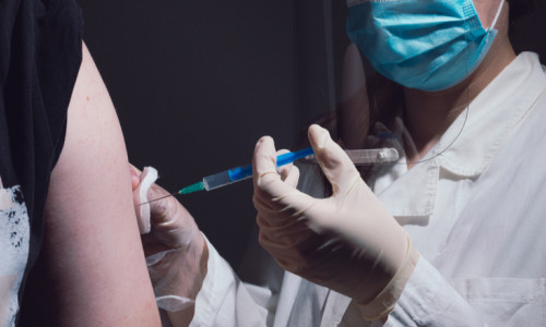 Vaccinare, imunizare cu ser din doză de seringă cu injecție de coronavirus, COVID-19, SARS-CoV-2