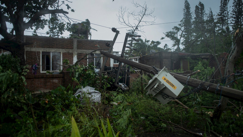 Uraganul Grace care a lovit Mexicul, stâlp de tensiune căzut peste casă, furtună tropicală, vreme rea