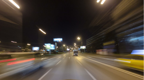 Șofer conduce mașină auto cu viteză excesivă, accelerație, urmărire rutieră