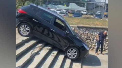 Șofer coboară cu mașina treptele unui parc din Constanța