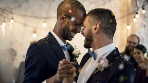 Cuplu de gay căsătoriți la nuntă, cununie de homosexuali, LGBTQI