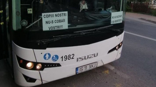 Autobuz cu afișe antivaccinare COVID-19