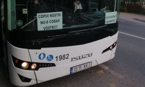 Autobuz cu afișe antivaccinare COVID-19