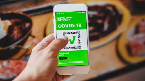 Certificatul verde digital de COVID-19, SARS-CoV-2 pentru vaccinați de coronavirus la restaurant cu mâncare de la HoReCa