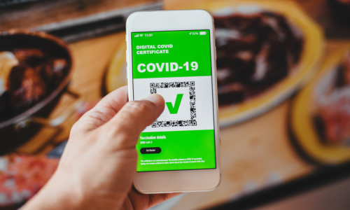 Certificatul verde digital de COVID-19, SARS-CoV-2 pentru vaccinați de coronavirus la restaurant cu mâncare de la HoReCa