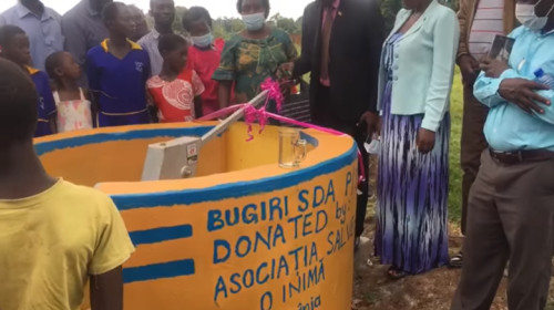 Fântână donată în Uganda de Asociația „Salvează o inimă”