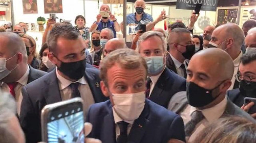 Emmanuel Macron atacat cu ou