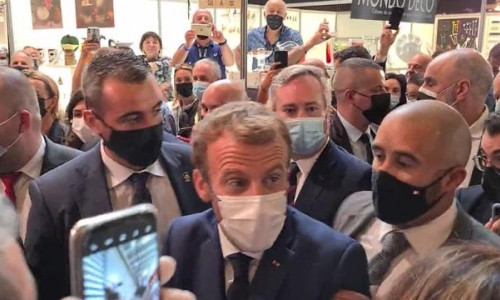 Emmanuel Macron atacat cu ou