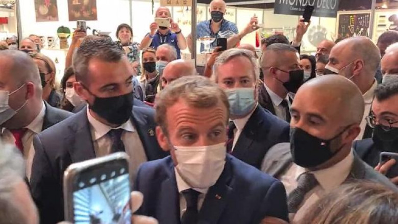 Emmanuel Macron atacat cu ou