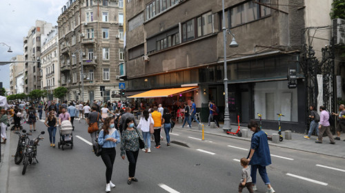 oameni pe strada în București