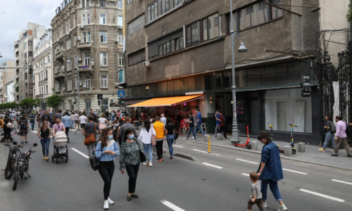 oameni pe strada în București