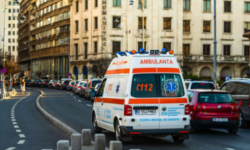 Ambulanță în București cu pacienți infectați cu COVID-19, coronavirusul SARS-CoV-2 către spital
