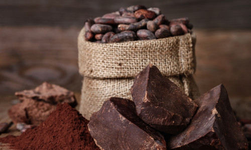 Boabe și pudră de cacao lângă ciocolată, alimente, dulciuri