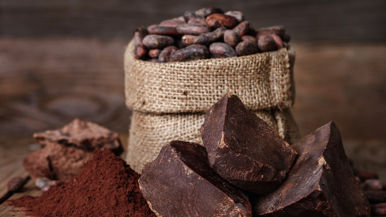 Boabe și pudră de cacao lângă ciocolată, alimente, dulciuri