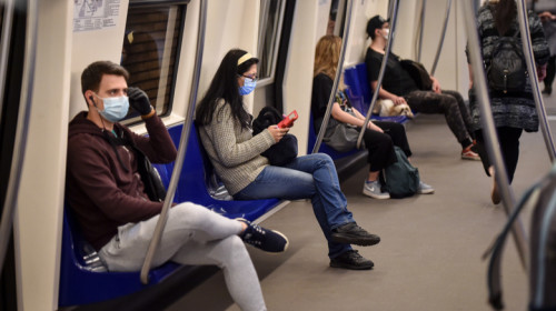 Oameni în metrou cu mască de coronavirus, COVID-19, transport subteran, Metrorex, călători